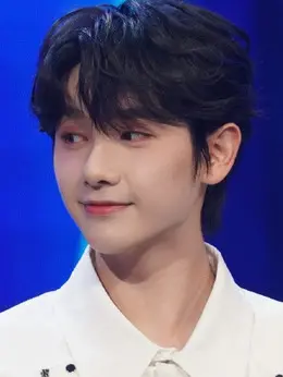 德（高卿尘饰演）