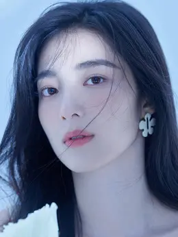 钟倾城（万鹏 饰演）