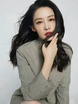 石典典（李沁 饰演）