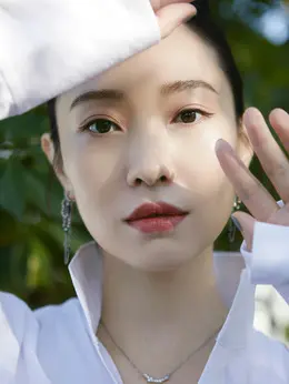 何雅（王佳佳 饰演）