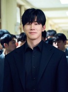 罗华镇（金武烈饰演）