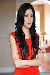 艾利（李彩桦饰演）