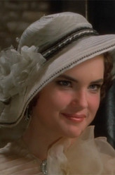 黛博拉（伊丽莎白·麦戈文饰演）