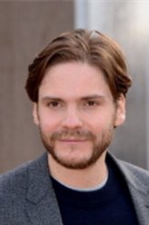 Thomas（丹尼尔·布鲁赫饰演）