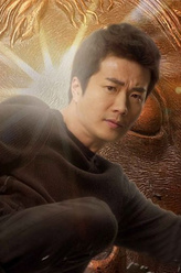 Simon（权相佑饰演）