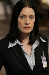 艾米莉·普兰蒂斯（帕姬·布鲁斯特饰演）