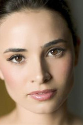 Celia（米娅·梅斯特罗饰演）