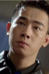龙五（陈小春饰演）