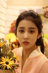 小曼（范梦饰演）