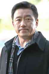 钟少明（丁勇岱饰演）