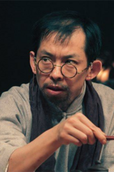 魔术店老板（岳小军饰演）