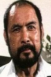 何荣（李敏郎饰演）