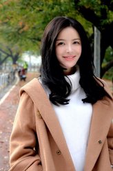 伊丹（班嘉佳饰演）
