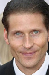 克里斯平·格洛弗（克里斯平·格洛弗饰演）