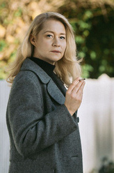 安娜（崔娜·迪斯霍尔姆饰演）