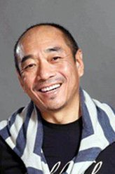建军爸（陶泽如饰演）