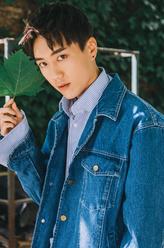 小龙（江屹尘饰演）