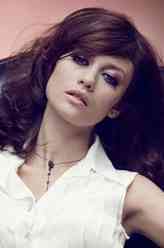 爱希（欧嘉·柯瑞兰寇饰演）