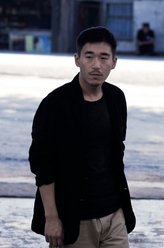 警察（张默饰演）